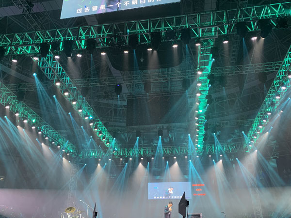 滿足演出舞臺燈光租賃需求僅需學會二點