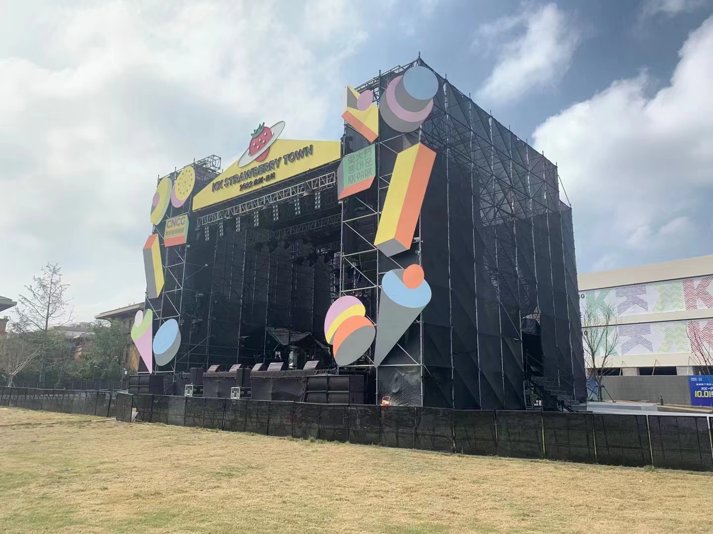 多元化的音樂節舞臺造型需要的是怎樣的搭建舞臺服務公司