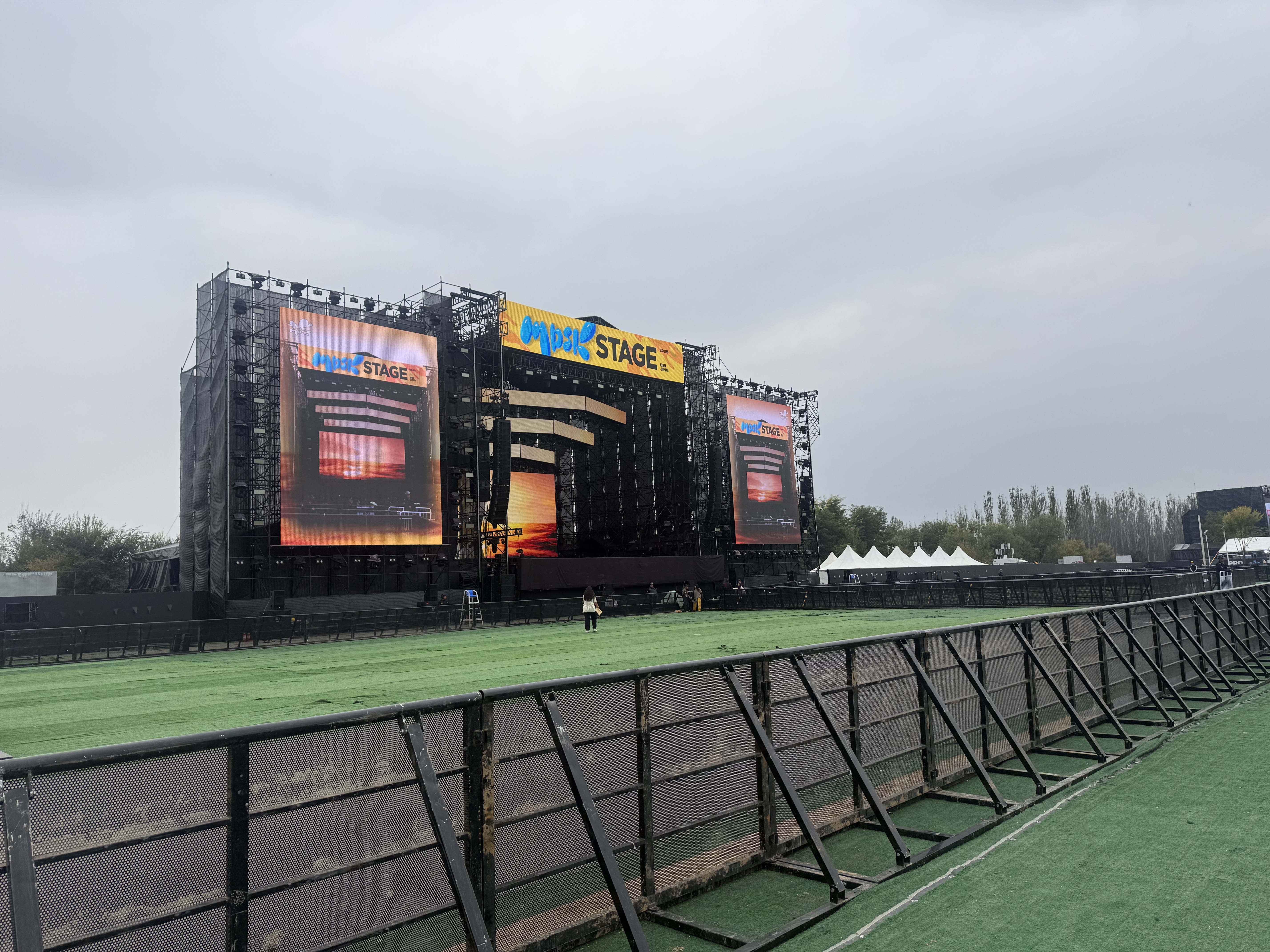 2025【鑫禾舞美×北京MDSK音樂節】舞臺搭建服務成功案例2