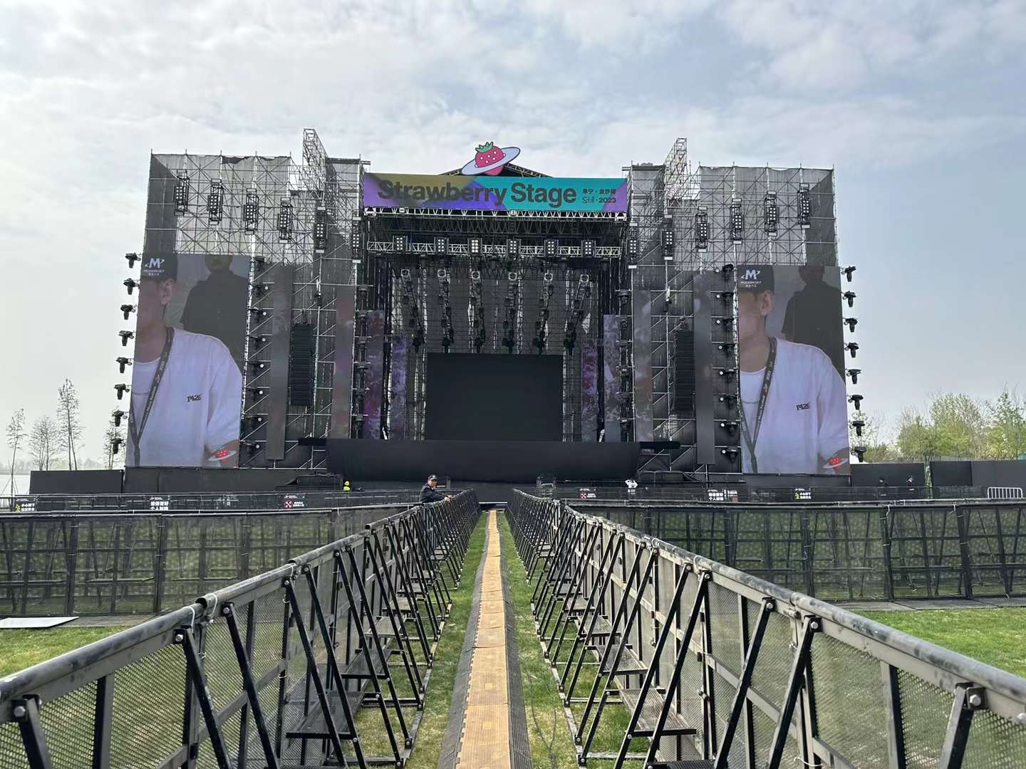 2023金沙湖草莓音樂節(jié)舞臺(tái)燈光設(shè)備租賃供應(yīng)商鑫禾舞美成功案例