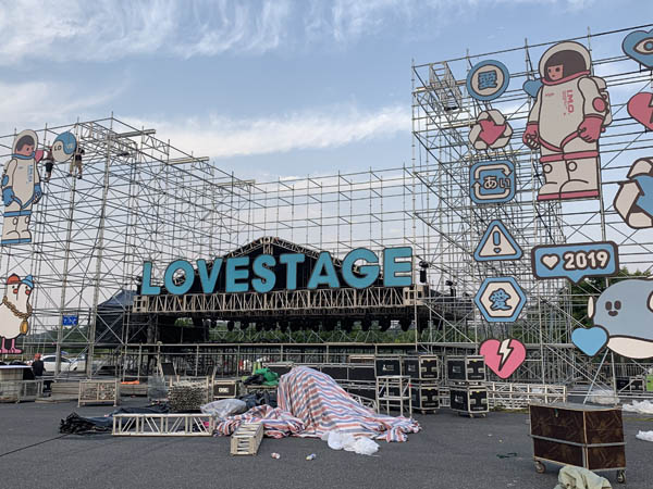 鑫禾舞美助力杭州草莓音樂節舞臺燈光雷亞架租賃