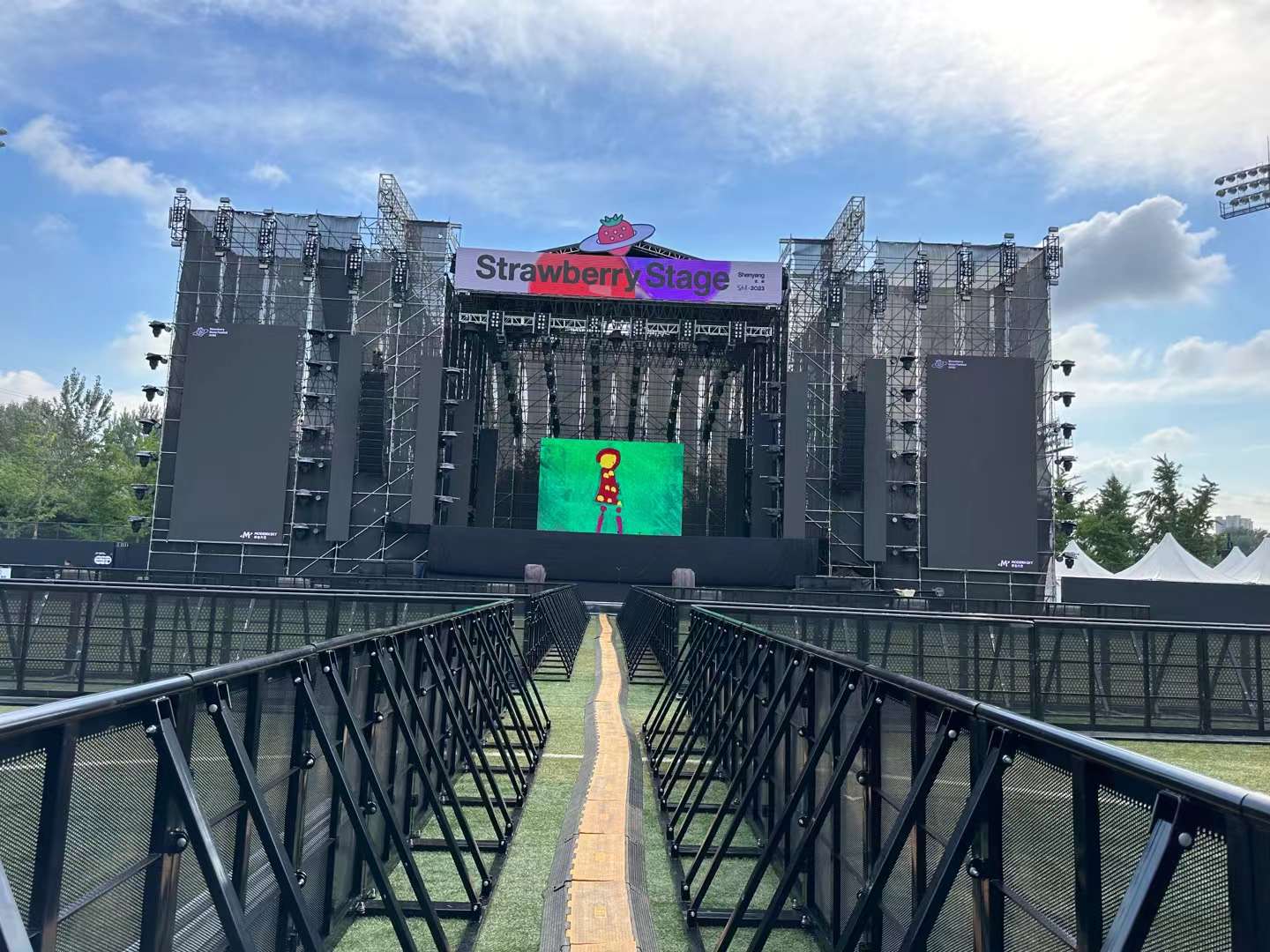 沈陽草莓音樂節鑫禾舞美助燃現場舞臺設備租賃成功案例