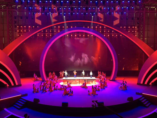 大型歡樂秀“我們開學啦”舞臺搭建案例